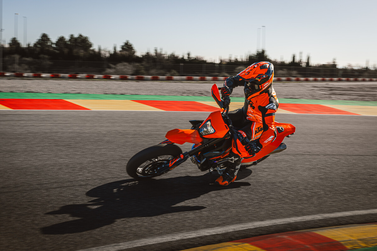 663397_MY26_KTM 690 SMC R_ACTION_ACTION_ACTION