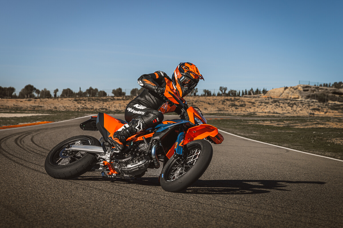 663418_MY26_KTM 690 SMC R_ACTION_ACTION_ACTION