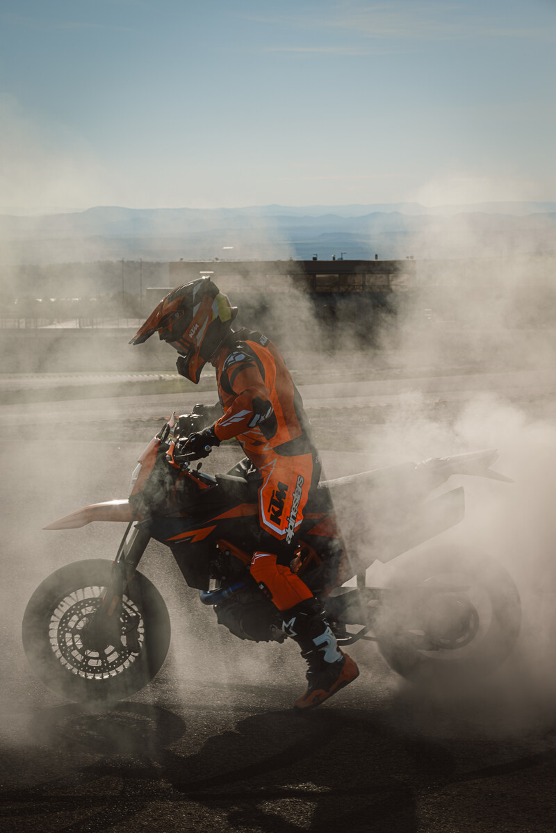 663422_MY26_KTM 690 SMC R_ACTION_ACTION_ACTION