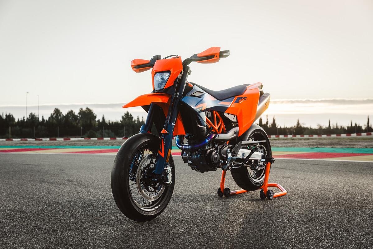 663454_MY26_KTM 690 SMC R_STATIC_STATICS_STATICS