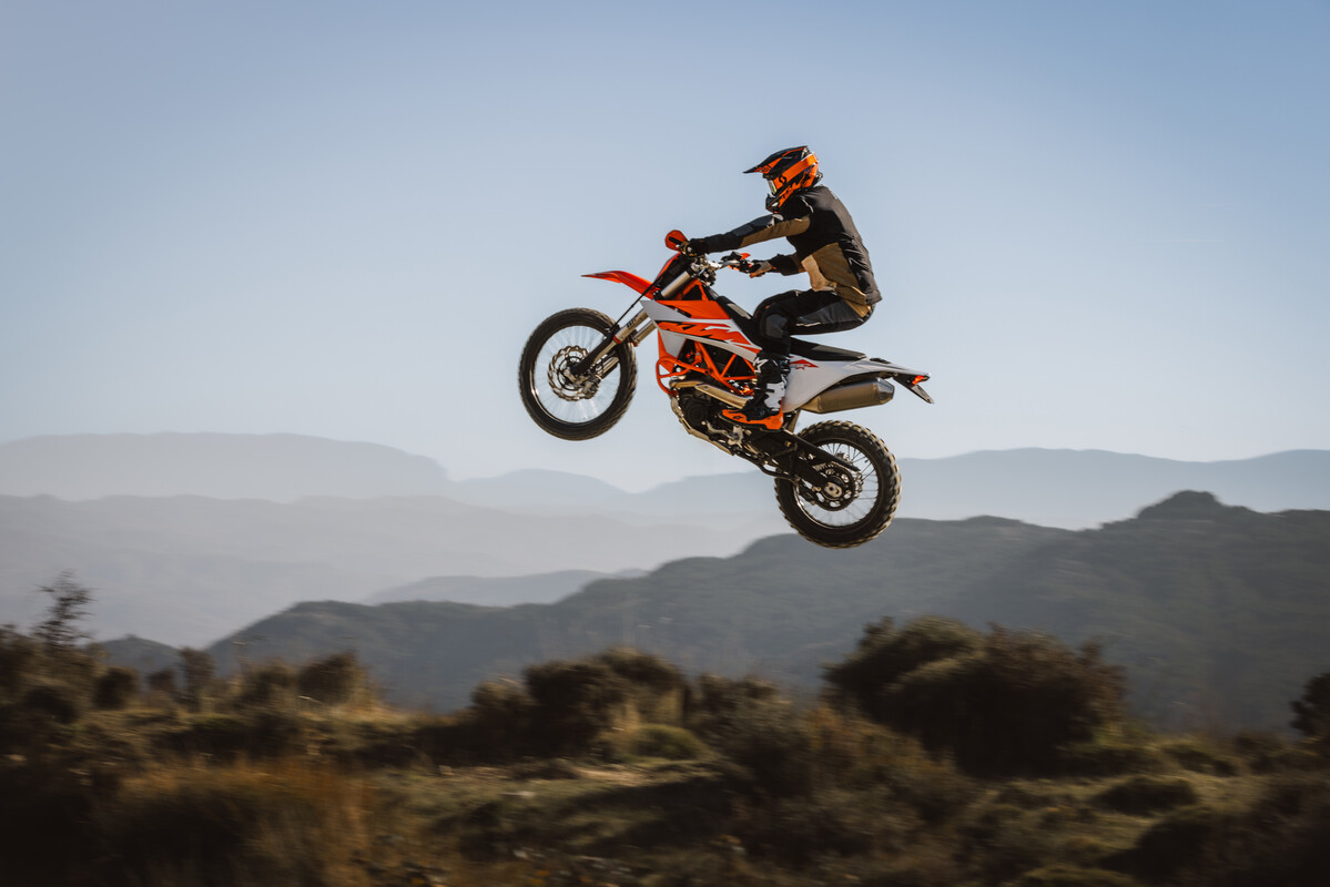 663660_MY26 KTM 690 ENDURO R-Action-US-Spec_USA_ACTION