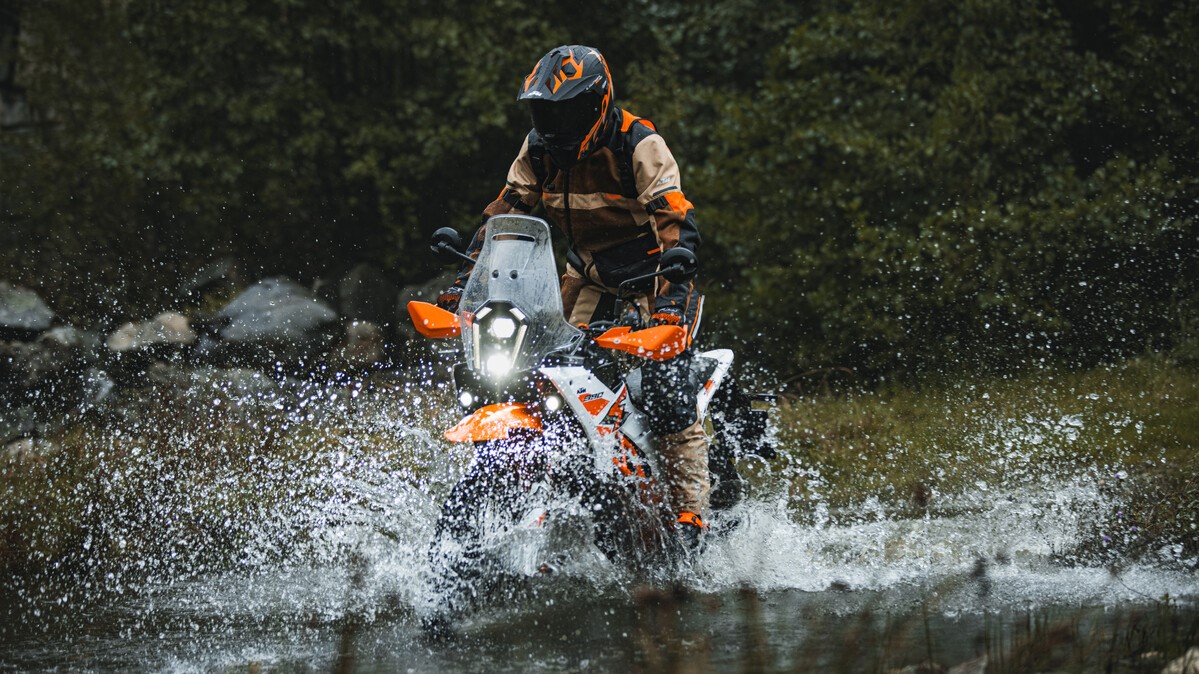 647201_MY25 KTM 390 ADVENTURE R_01_ACTION_KTM 390 ADVENTURE range
