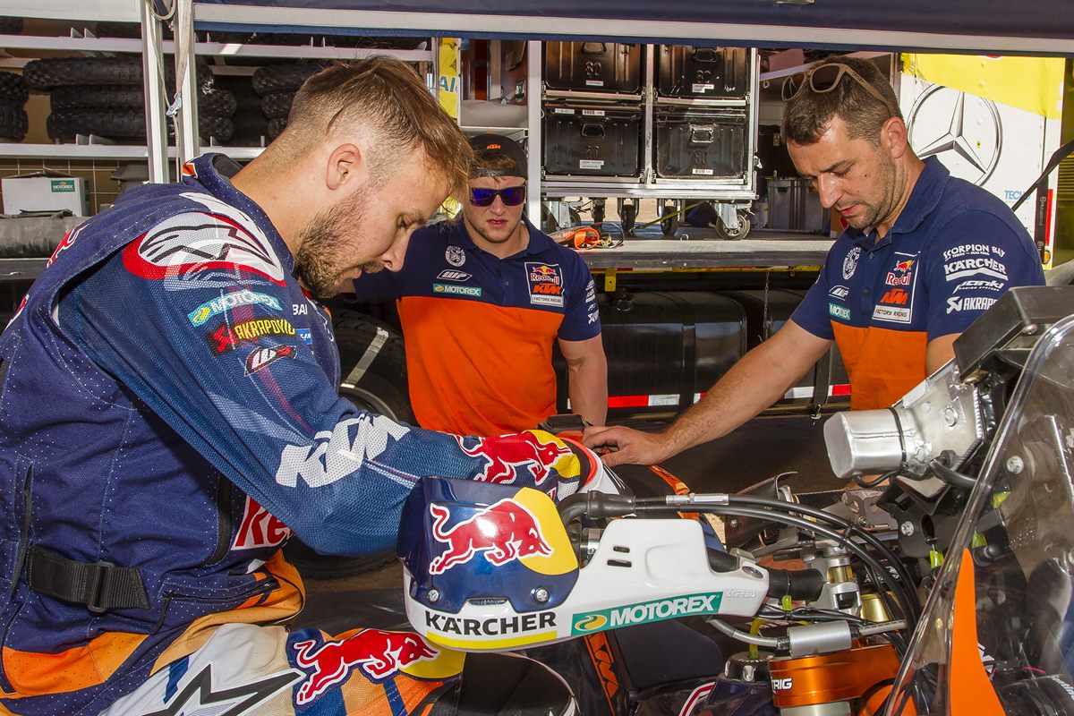 Sam Sunderland & Mechanics KTM 450 RALLY Paddock Atacama 2016