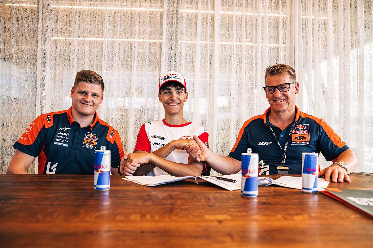 2026 Moto3 Brian Uriarte signing