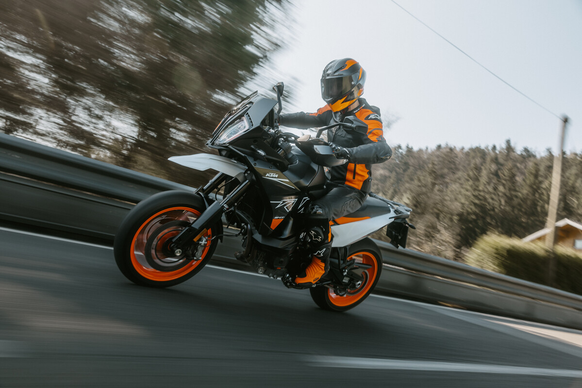 680801_MY24_KTM 890 SMT_ACTION_Models_ACTION