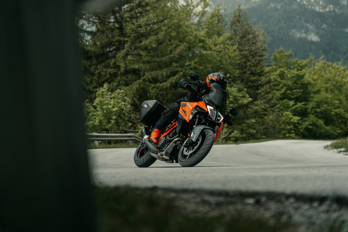 693543_MY24_KTM 1290 SuperDuke GT_ACTION_ACTION