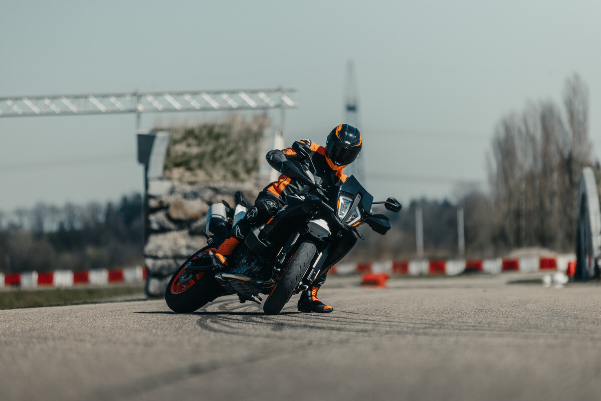 681560_MY24_KTM 890 SMT_ACTION_ACTION