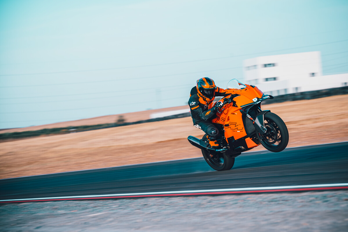 652804_MY26_KTM 990 RC R_ACTION_ACTION_ACTION