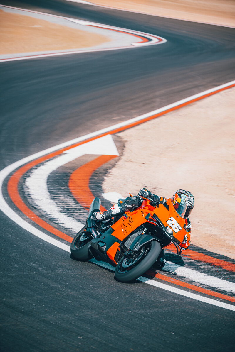652822_MY26_KTM 990 RC R_ACTION_ACTION_ACTION