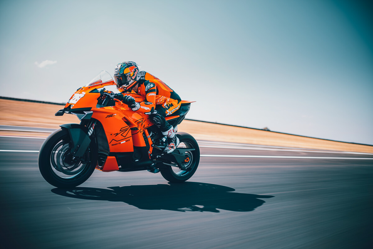 652823_MY26_KTM 990 RC R_ACTION_ACTION_ACTION