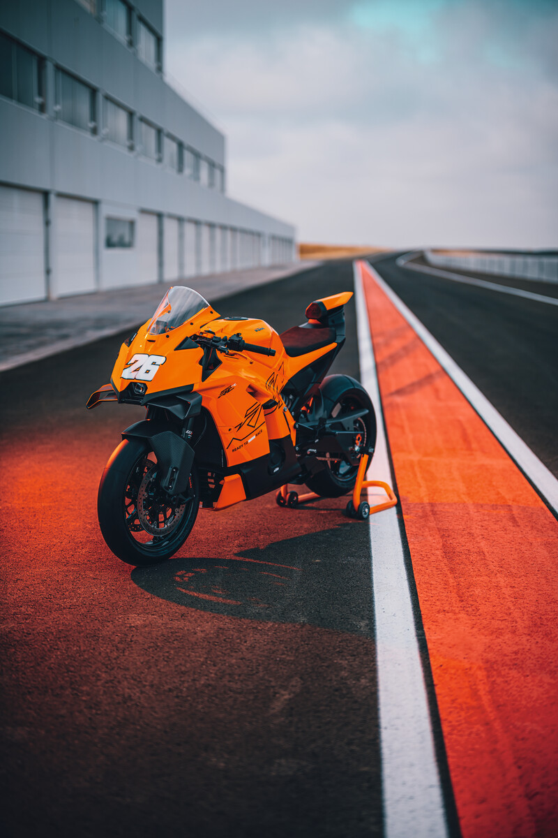 654517_MY26_KTM 990 RC R_STATIC_STATICS_STATICS