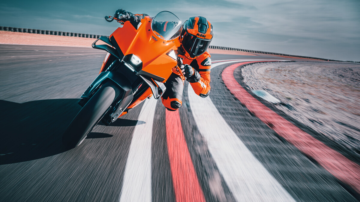 654606_MY26_KTM 990 RC R_ACTION_ACTION_ACTION