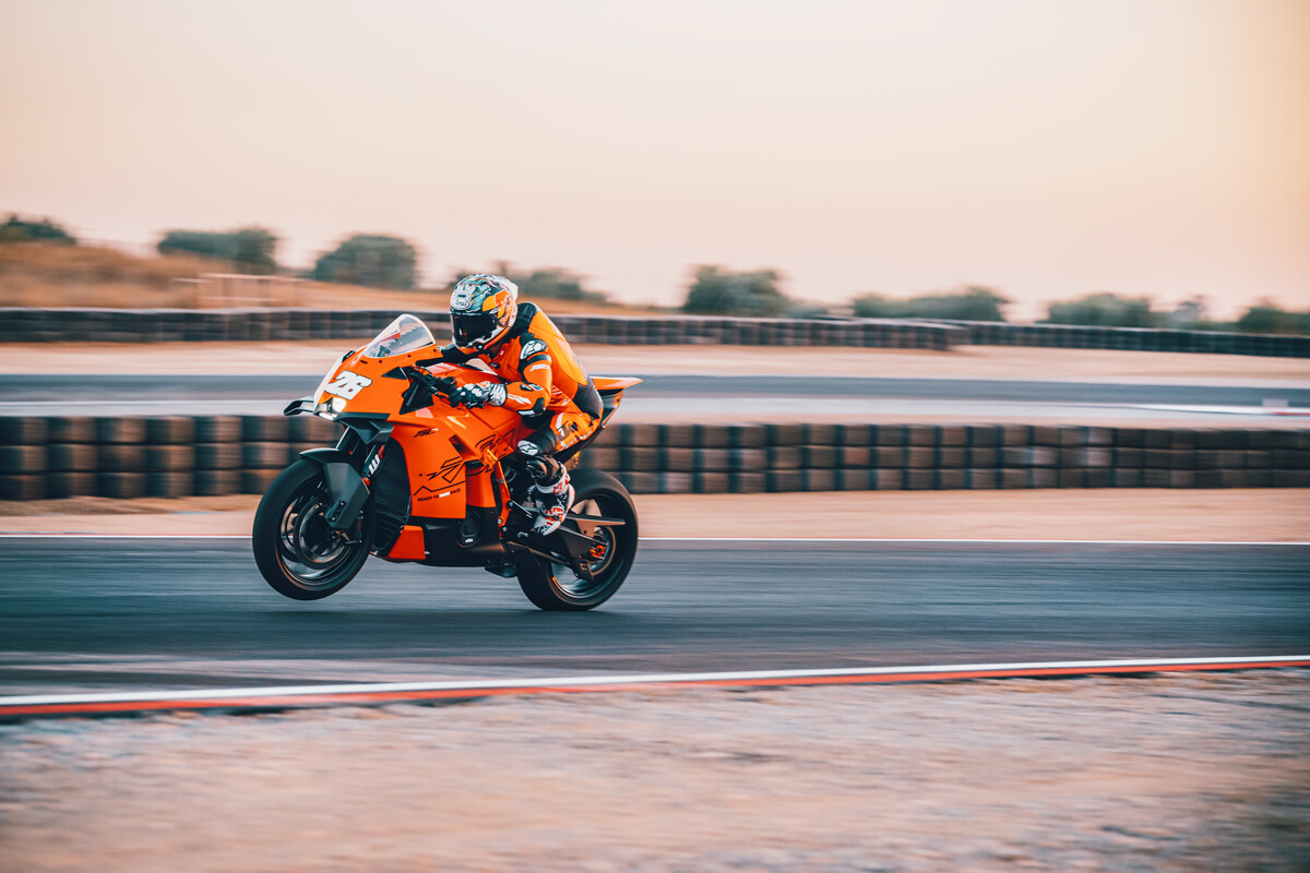 652811_MY26_KTM 990 RC R_ACTION_ACTION_ACTION
