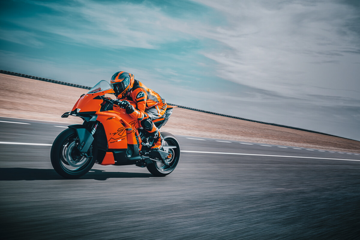 654602_MY26_KTM 990 RC R_ACTION_ACTION _ STATIC _ PARTS_ACTION_ACTION
