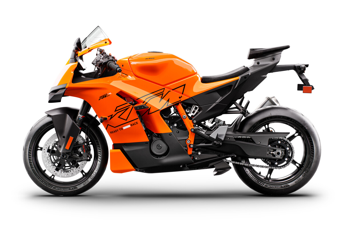 670090_MY26_KTM 990 RC R_STUDIO_US SPEC_STUDIO_USA