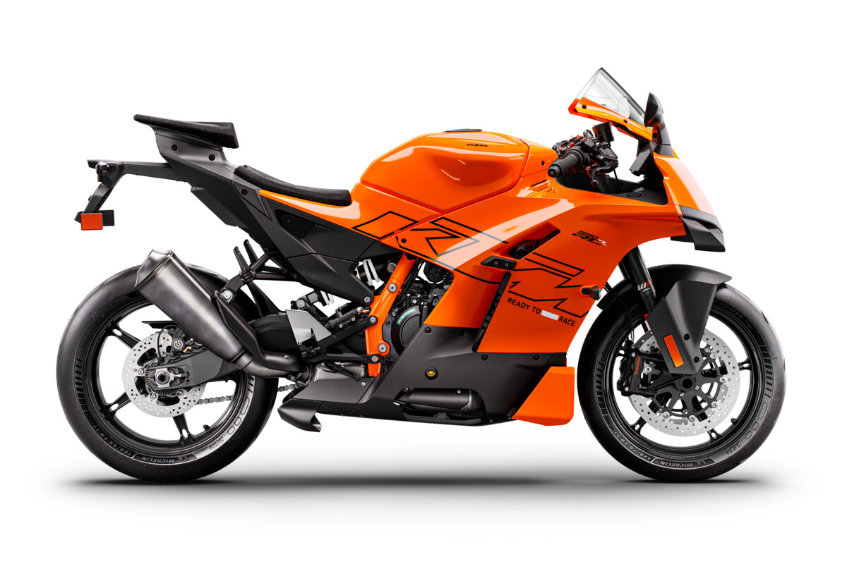 670091_MY26_KTM 990 RC R_STUDIO_US SPEC_STUDIO_USA