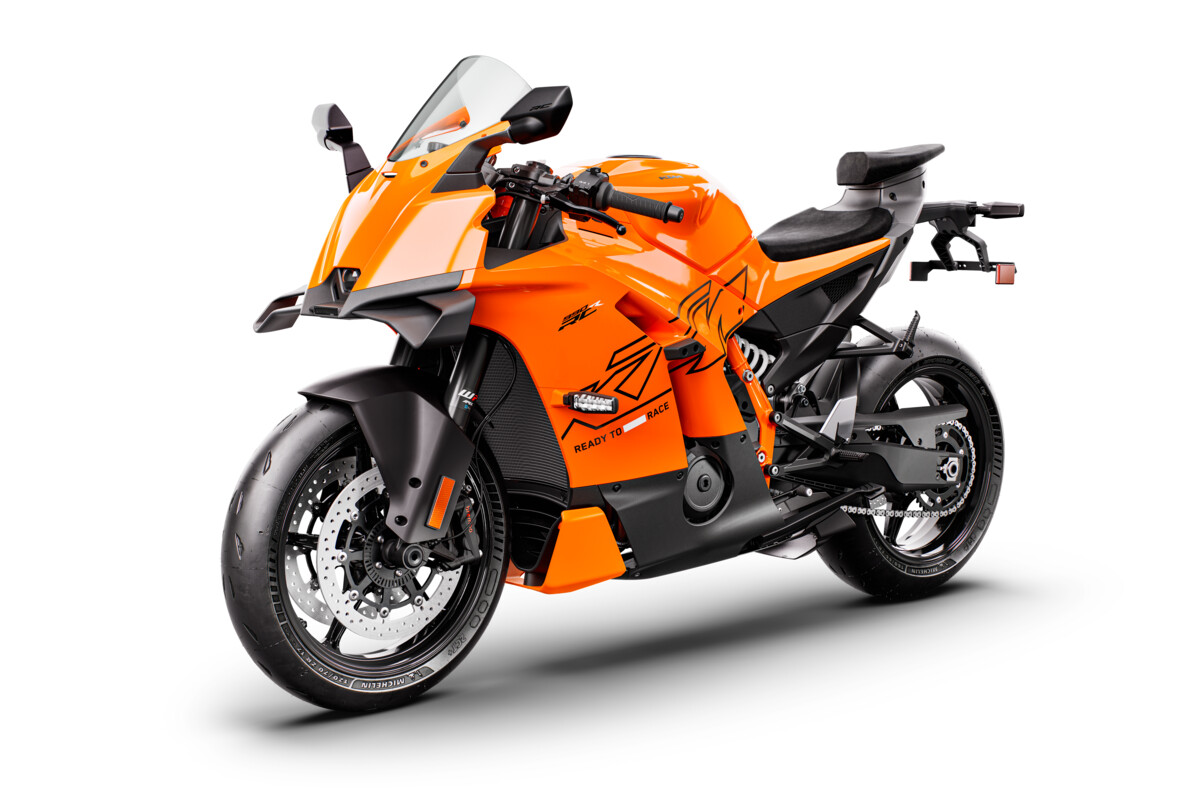 670092_MY26_KTM 990 RC R_STUDIO_US SPEC_STUDIO_USA