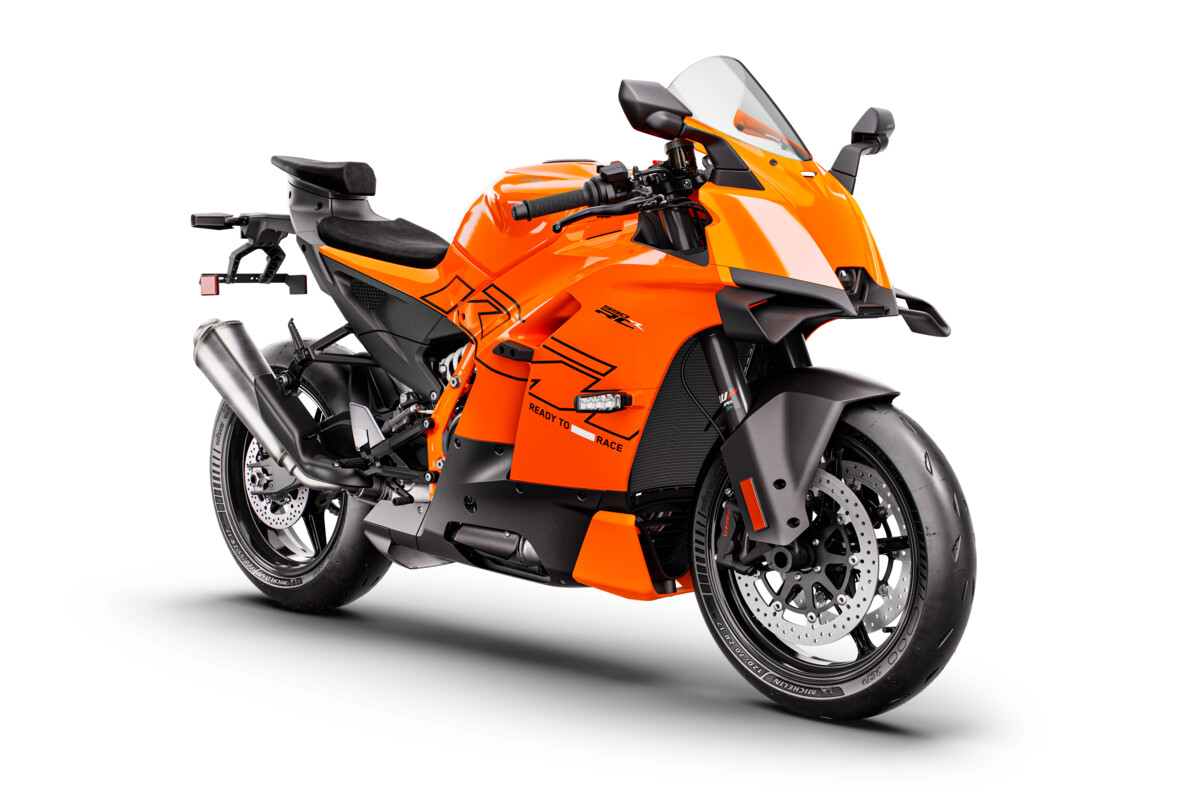 670093_MY26_KTM 990 RC R_STUDIO_US SPEC_STUDIO_USA