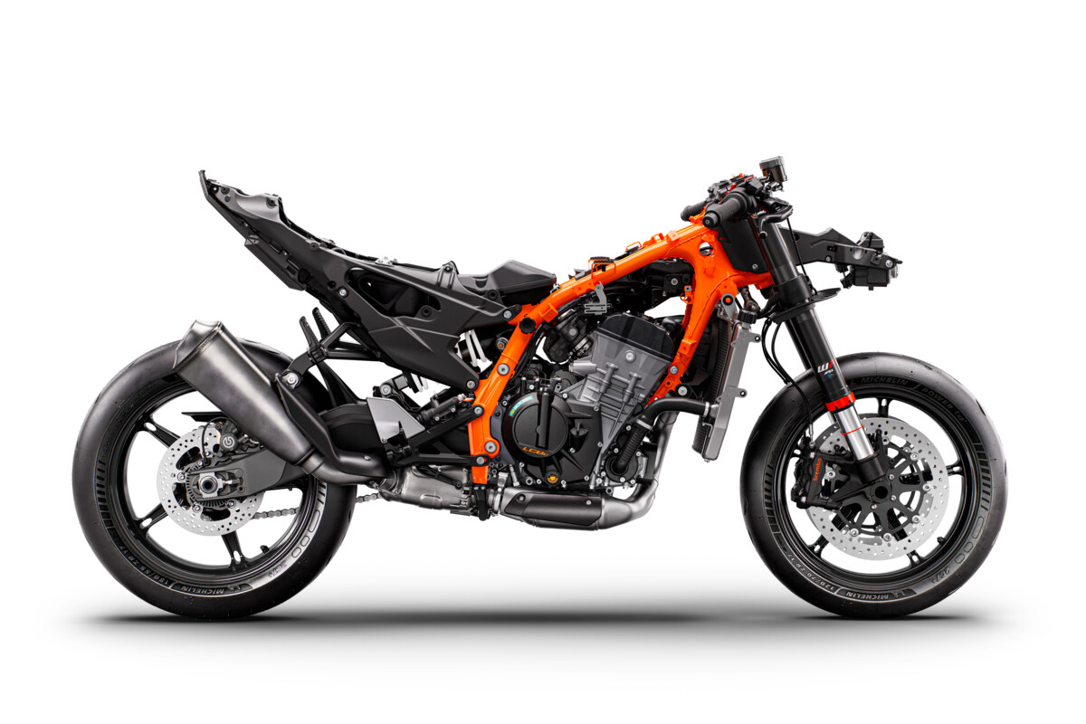 670103_MY26_KTM 990 RC R_STUDIO_EU SPEC_STUDIO_EU_GLOBAL