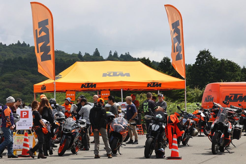 ORANGE BLOODミーティングin箱根（受付のKTMテント）