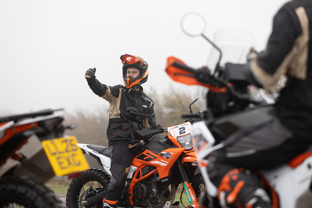 ALEX SNOW INSTRUCTING ON KTM 390 ENDURO R