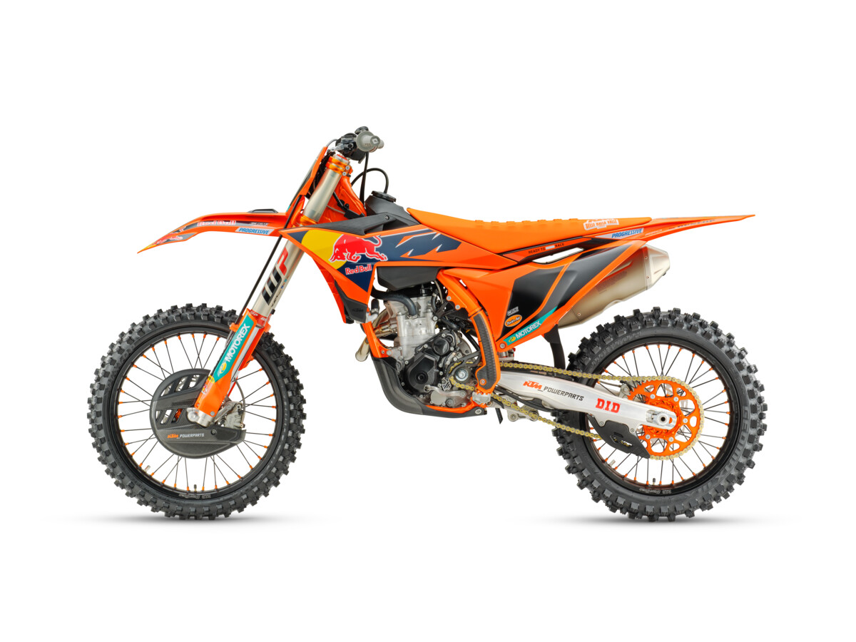 723438_MY26 KTM 250 SX-F FACTORY EDITION_90_Left_Studio_01_IMAGES