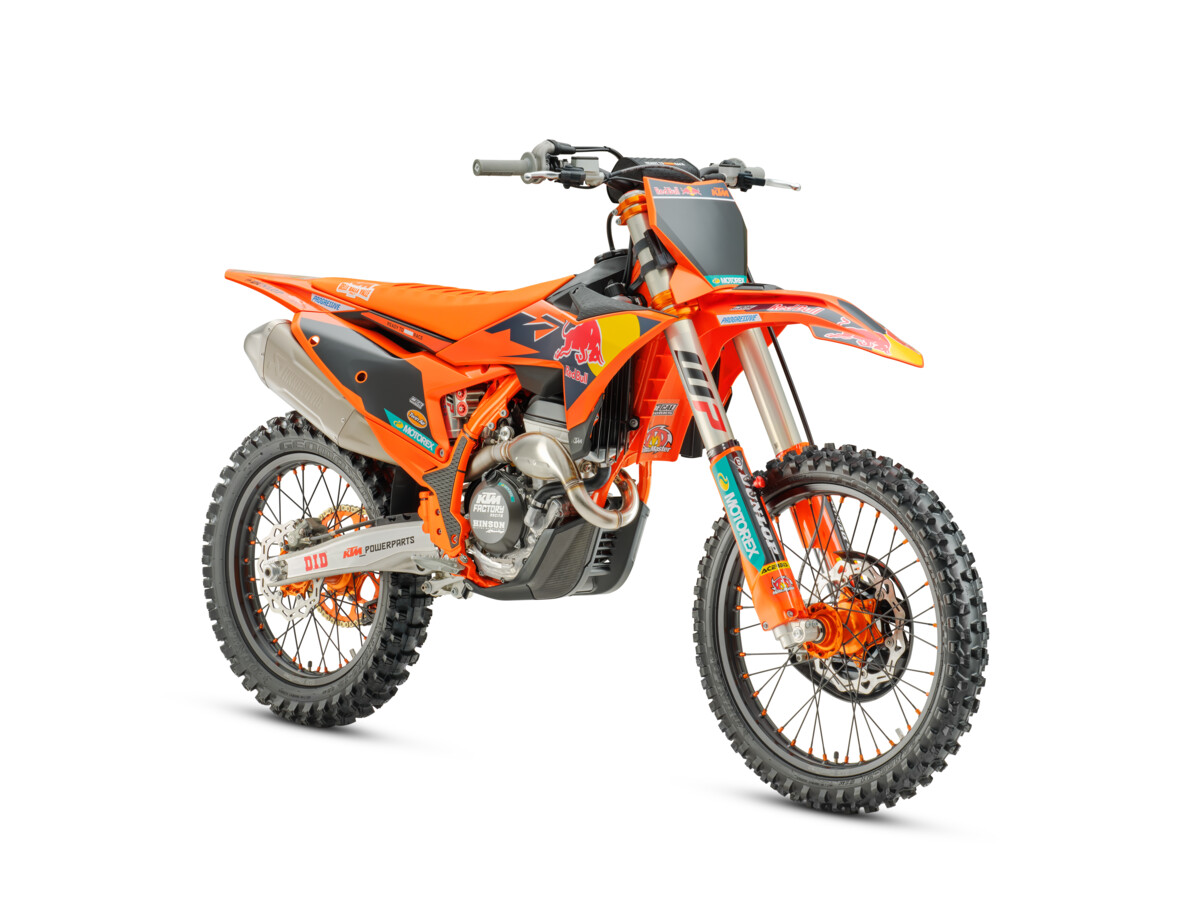723440_MY26 KTM 250 SX-F FACTORY EDITION_45_Front_ri_Studio_01_IMAGES