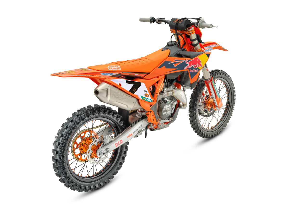 723451_MY26 KTM 450 SX-F FACTORY EDITION_45_Rear_ri_Nr 7_Studio_01_IMAGES