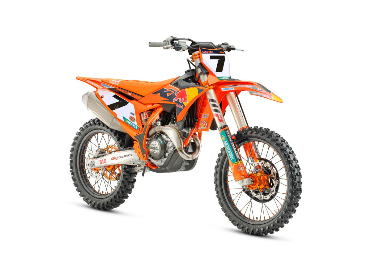 723453_MY26 KTM 450 SX-F FACTORY EDITION_45_Front_ri_Nr 7_Studio_01_IMAGES