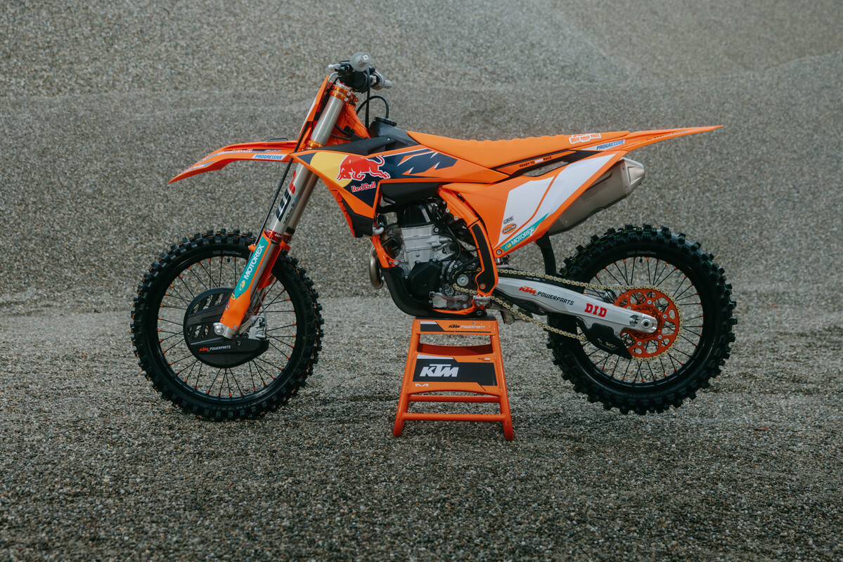 724227_MY26 KTM 450 SX-F FACTORY EDITION _6_STATIC