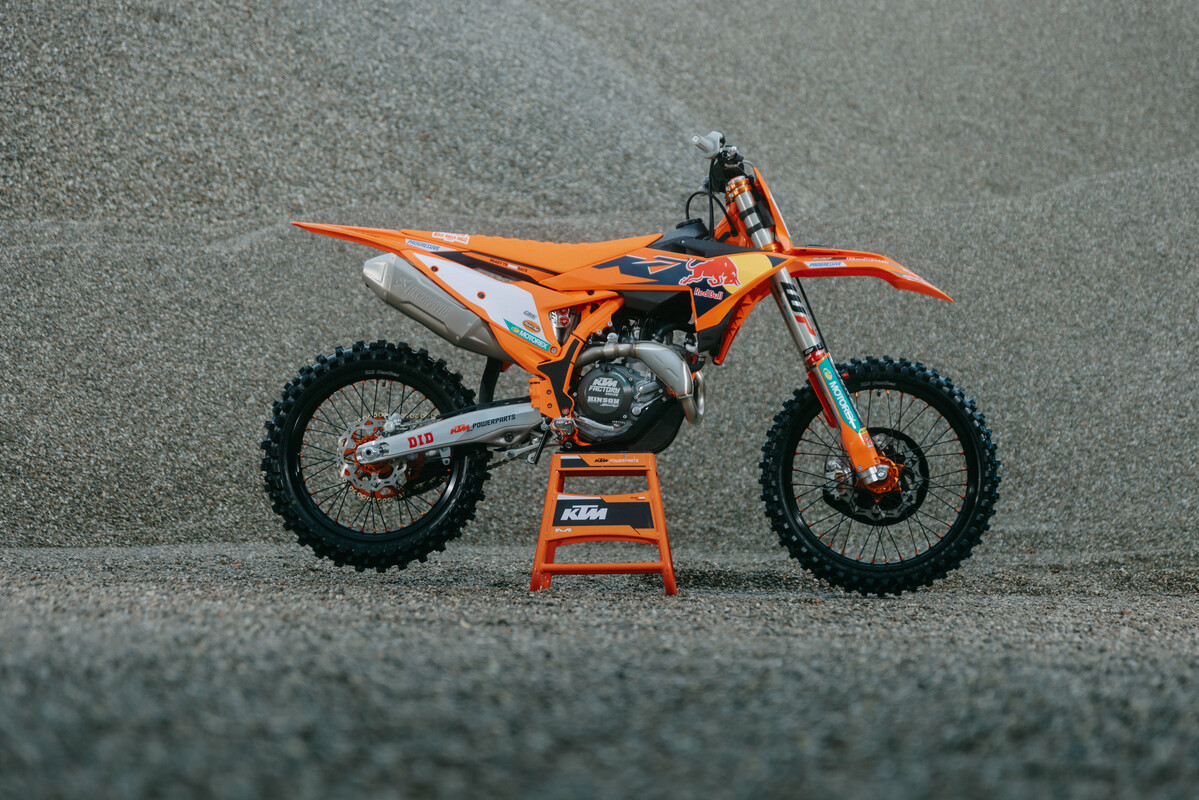 724229_MY26 KTM 450 SX-F FACTORY EDITION _24_STATIC