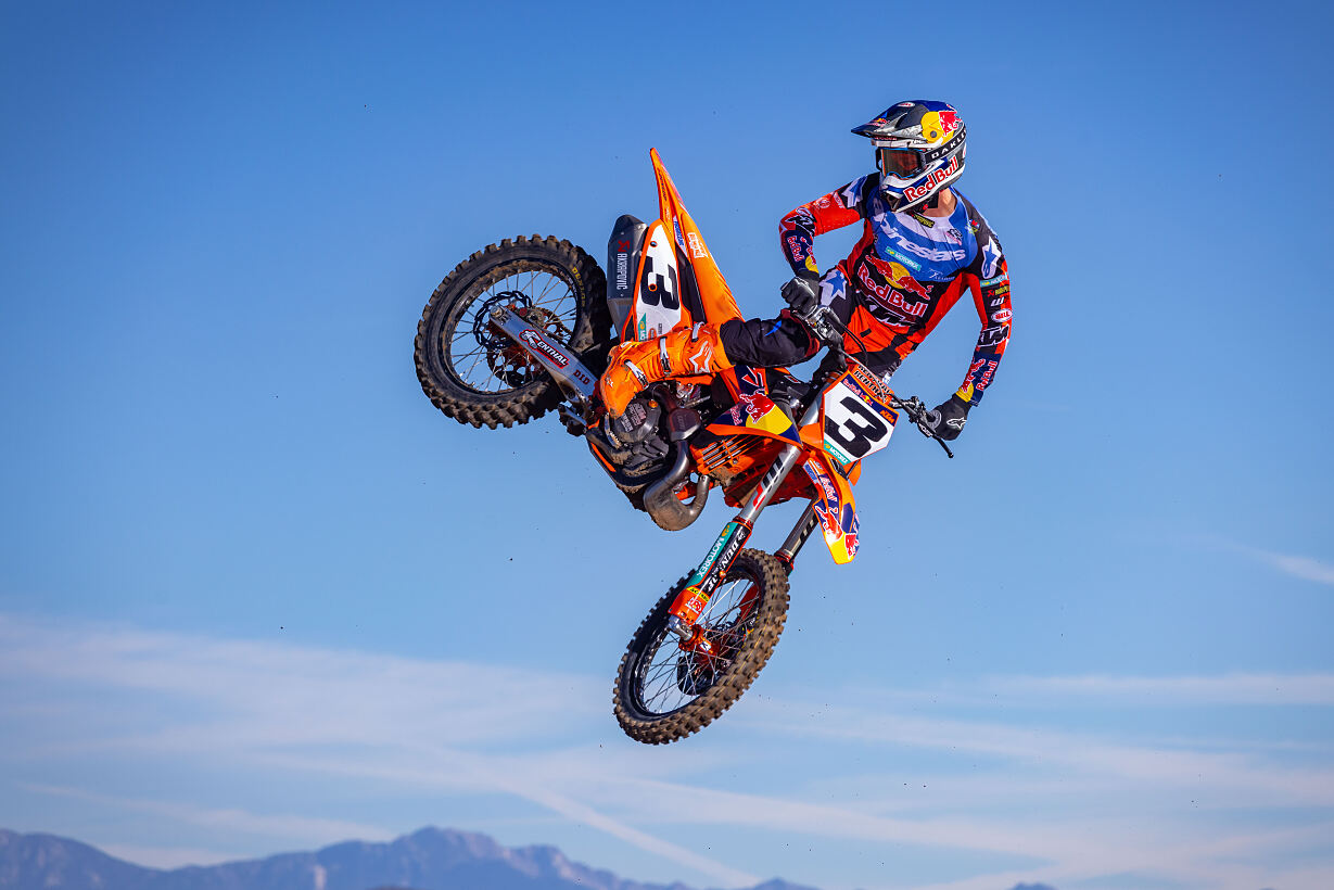 2026 KTM FACTORY EDITION Action