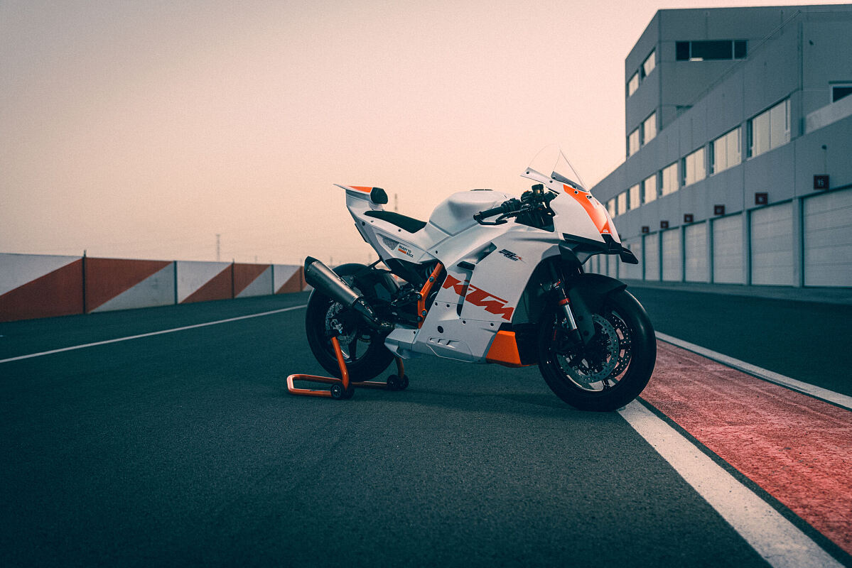 721268_MY26_KTM 990 RC R TRACK_STATICS_STATICS_01_Statics