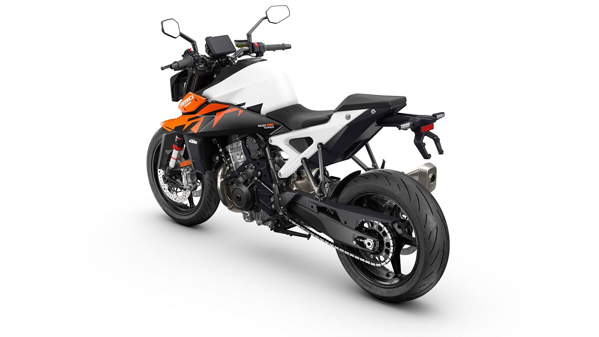 726032_MY26_KTM_990-Duke-rear-left_EU_GLOBAL_MY26 KTM 990 DUKE_IMAGES_STUDIO