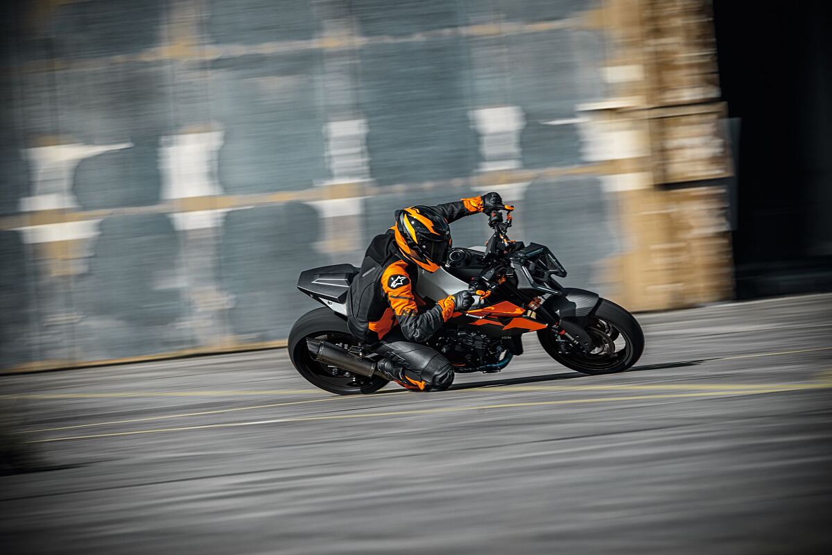 726159_MY26 KTM 990 DUKE_Action_Cat A_ACTION_ACTION