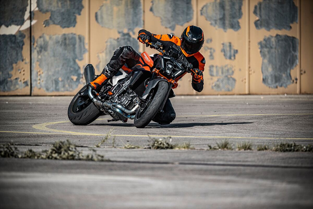 726160_MY26 KTM 990 DUKE_Action_ACTION_ACTION