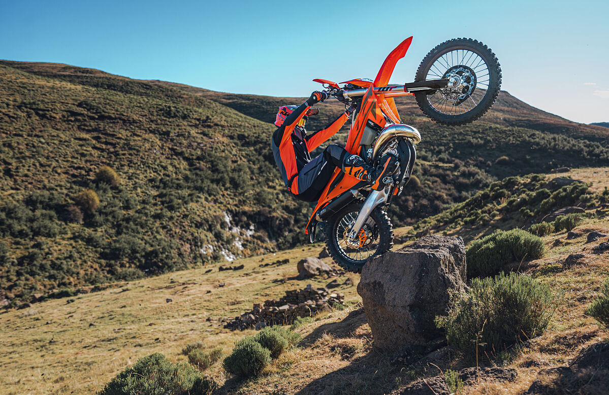 592900_MY25 KTM EXC RANGE - ACTION2_01_ACTION_EXC Range