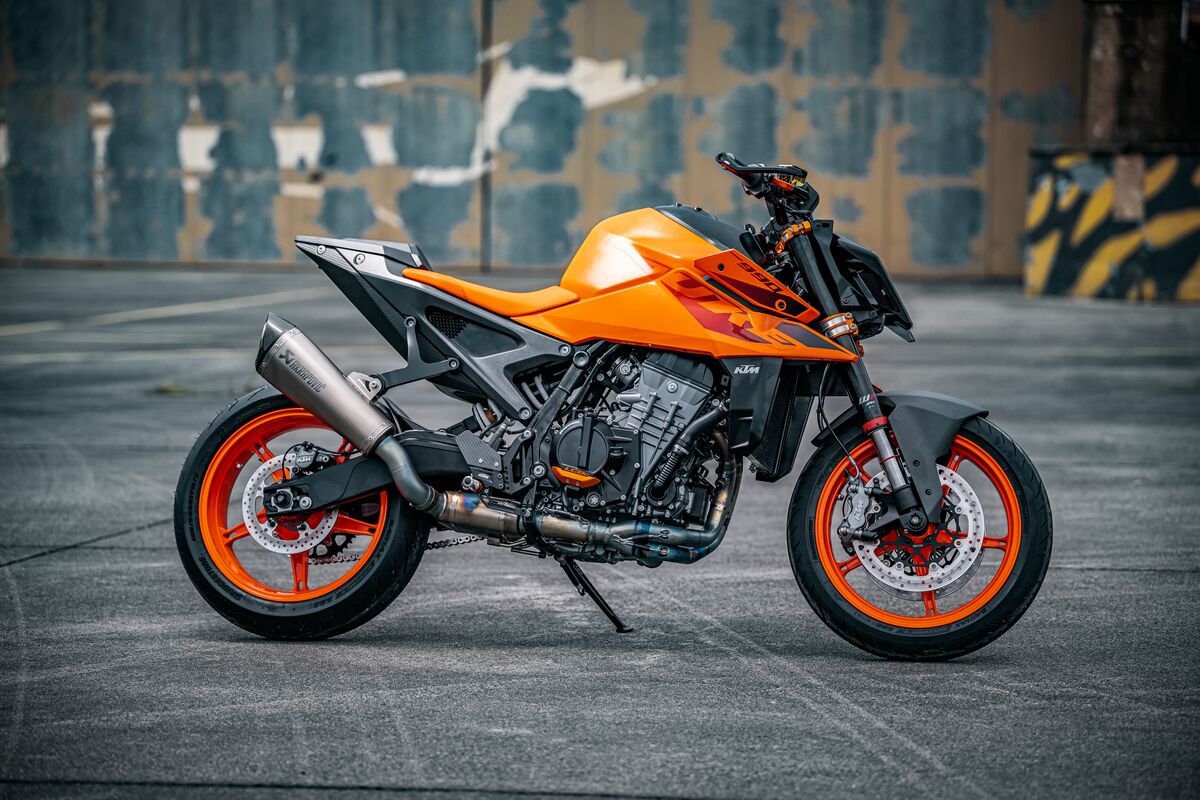KTM 990 DUKE（アクセサリー装着車、日本仕様のボディカラーはブラック）