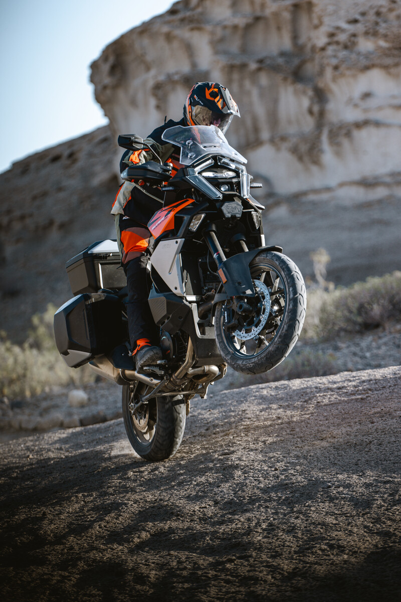726662_MY27 KTM 1390 SUPER ADVENTURE S EVO action_EUROPE GLOBAL_Action