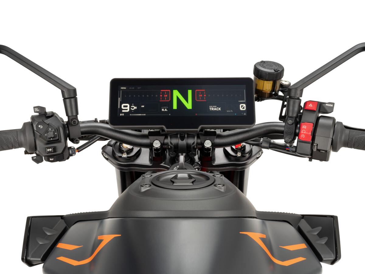 626446_MY26_KTM 990 DUKE R_STUDIO_STUDIO_EU_GLOBAL_USA_2026 Street and Adventure models_KTM 990 DUKE R_STUDIO