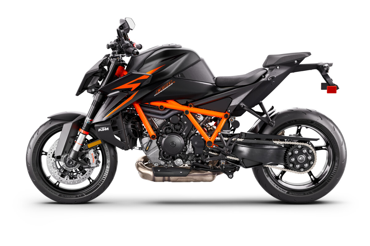 561444_MY26 KTM 1390_SUPER DUKE R_EVO_BLACK_US_90-Left_Studio_USA_03_STUDIO_USA