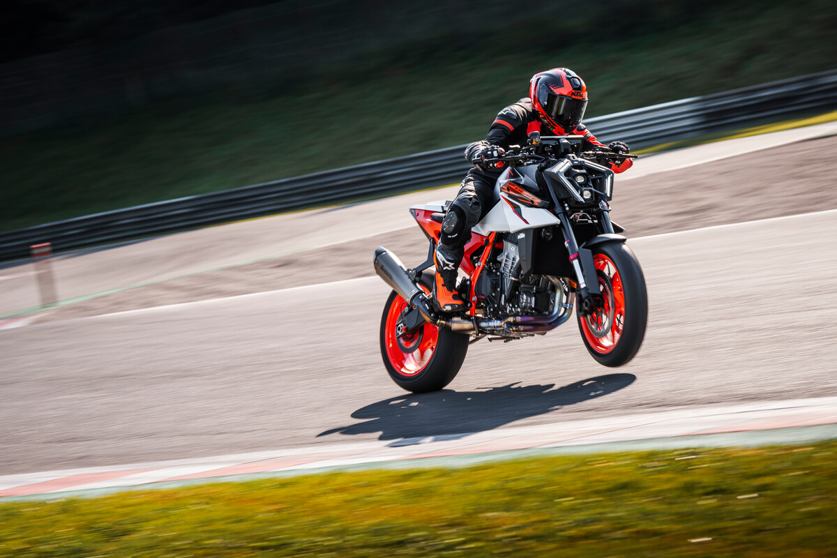 638415_MY26_KTM 990 DUKE R_ACTION_ACTION_ACTION