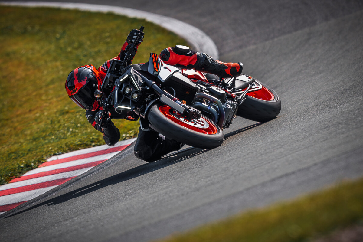 638418_MY26_KTM 990 DUKE R_ACTION_ACTION_ACTION