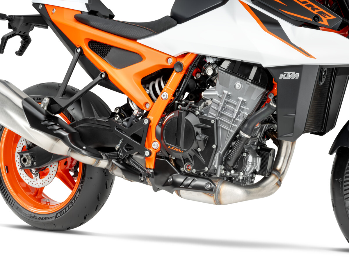 650253_MY26_KTM 990 DUKE R_STUDIO_STUDIO_EU_GLOBAL_USA_STUDIO