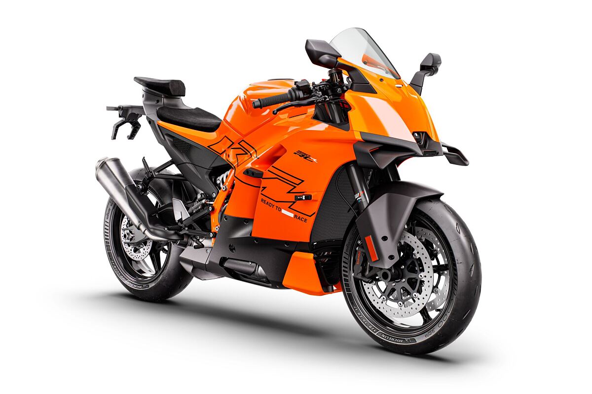 670084_MY26_KTM 990 RC R_STUDIO_EU SPEC_01_STUDIO IMAGES_STUDIO_EU_GLOBAL_2026 Street and Adventure models_KTM 990 RC R