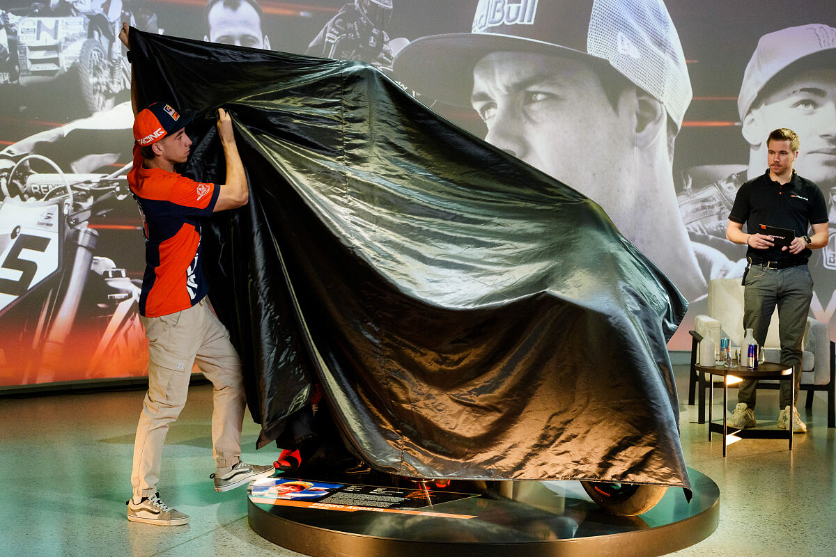 Pedro Acosta - Meet & Reveal 