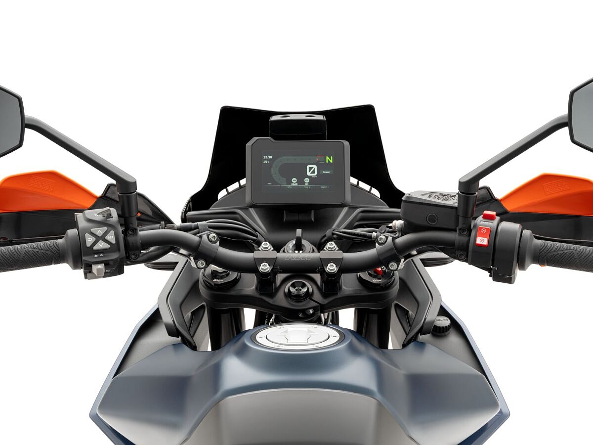 671231_MY26_KTM 890 SMT_STUDIO_COCKPIT_STUDIO_MY26 KTM 890 SMT